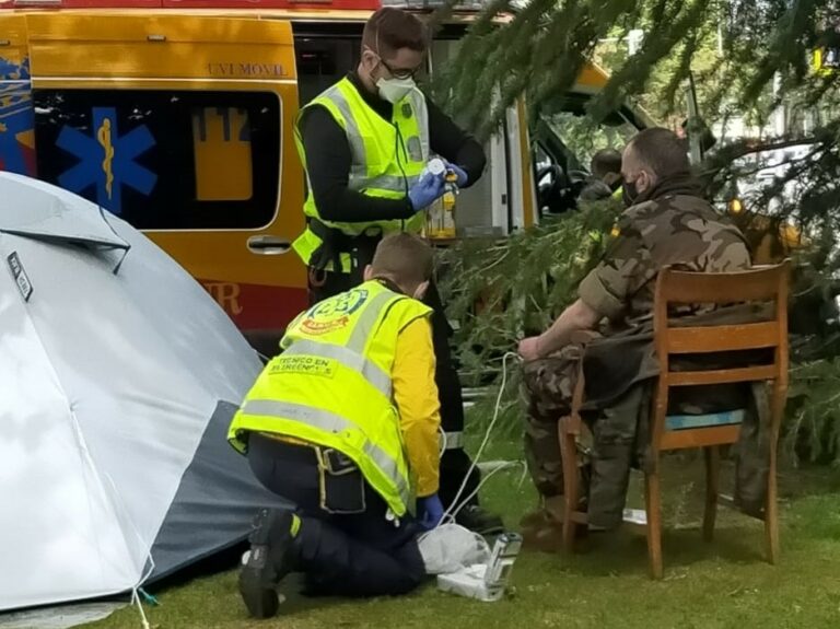 [Vídeo] El Soldado en huelga de hambre enfrente de Defensa se dirige a Robles con megáfono