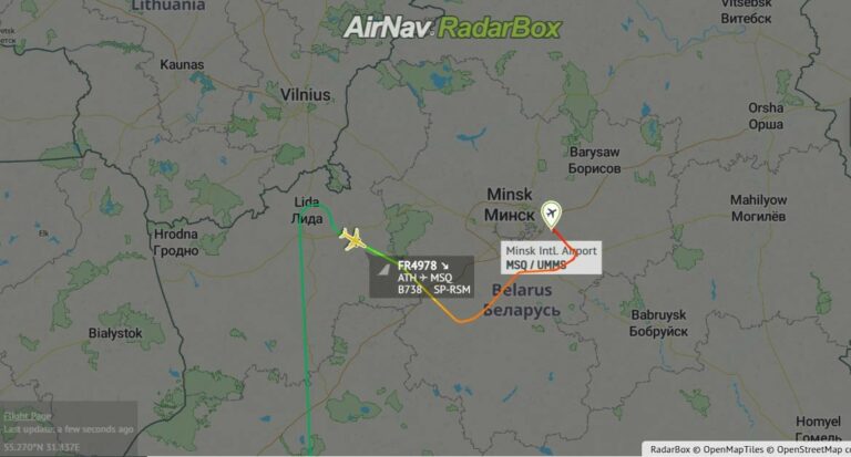 Un caza bielorruso desvía a un avión de Ryanair y le obliga a aterrizar para detener a un bloguero