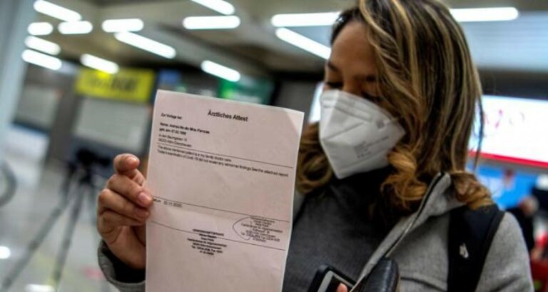Detenidas una medico y una recepcionista de una clínica privada por emitir PCR falsos