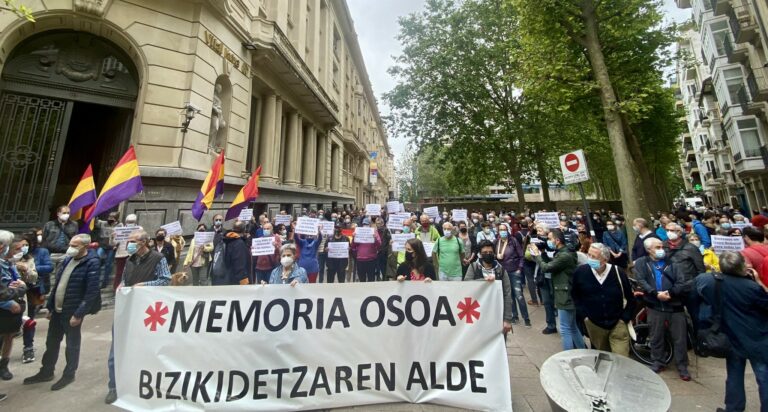 Monumental bronca a Felipe VI en Vitoria por un memorial que excluye el terrorismo de Estado