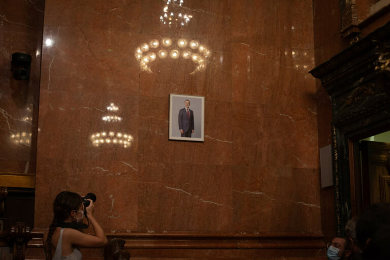 Colau cede y pone el retrato del Rey en el pleno aunque ella lleve mascarilla republicana