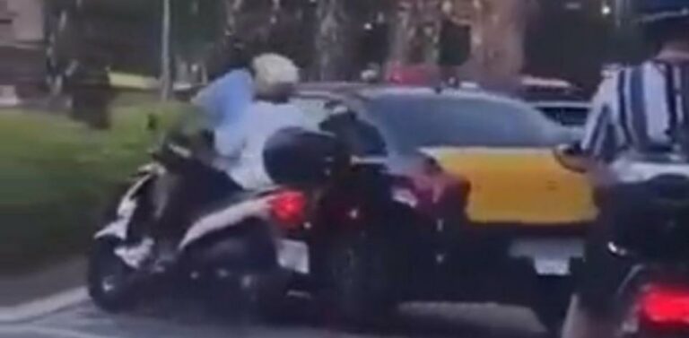 [Vídeo] Guerra Taxis/Motos: Un taxista arrolla a una moto en Barcelona y se da a la fuga