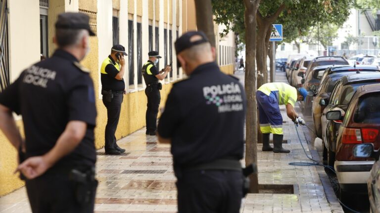 Crimen machista: Un hombre mata a su pareja de un disparo junto a la puerta de un colegio
