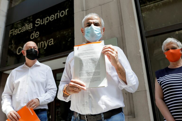 Los ultras se alían con la Fiscalía para investigar el aval de la Generalitat a los encausados por el T de C