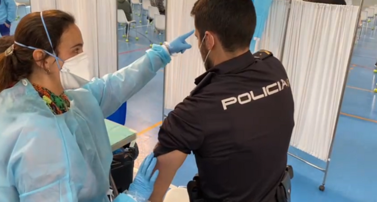 Un juez pide a Salut de Catalunya que identifique los responsables de la vacunación a la policía