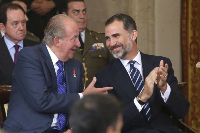 El rey fugado Juan Carlos I se comunica con Felipe VI para pactar una fecha de vuelta