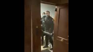Los policías de la patada en la puerta serán juzgados por allanamiento de morada