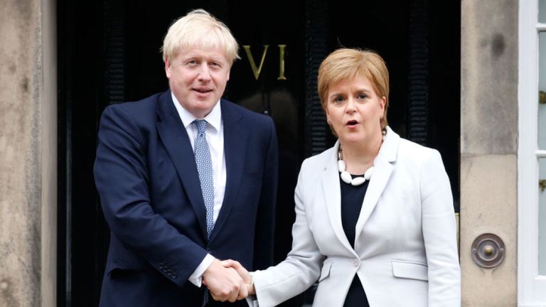 Sturgeon solicita a Johnson a «cooperar» y evitar la «confrontación» para un nuevo referéndum