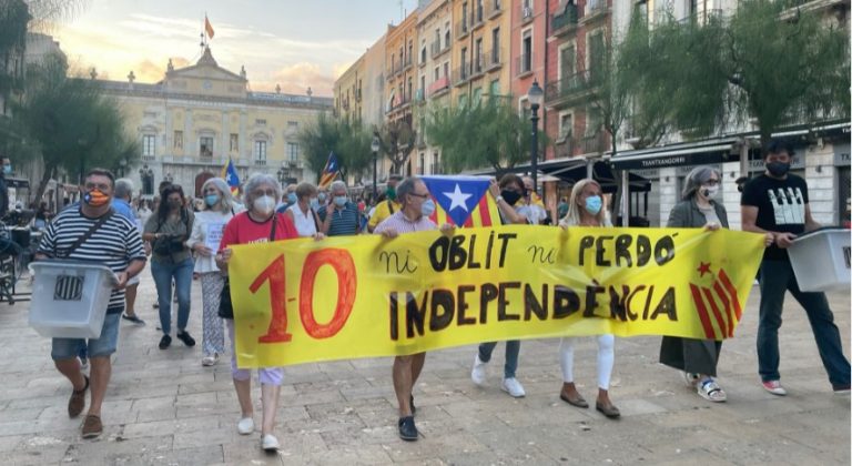 [Vídeo] Miles de personas se manifiestan por el cuarto aniversario del 1-O en los Países Catalanes