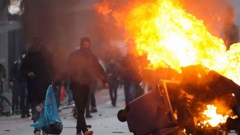 Violentas y masivas protestas en toda Europa por las nuevas restricciones contra la Covid-19