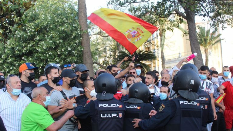Inaudito: Ultras de Vox y la Policía manifestándose juntos por la nueva Ley de Seguridad Ciudadana.