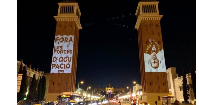 Felipe VI colgado boca abajo en las torres venecianas de la Plaza España de Barcelona