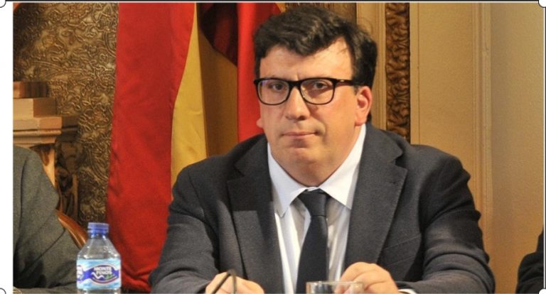 Un alcalde socialista se despeña después de descarrilar mientras conducía bebido