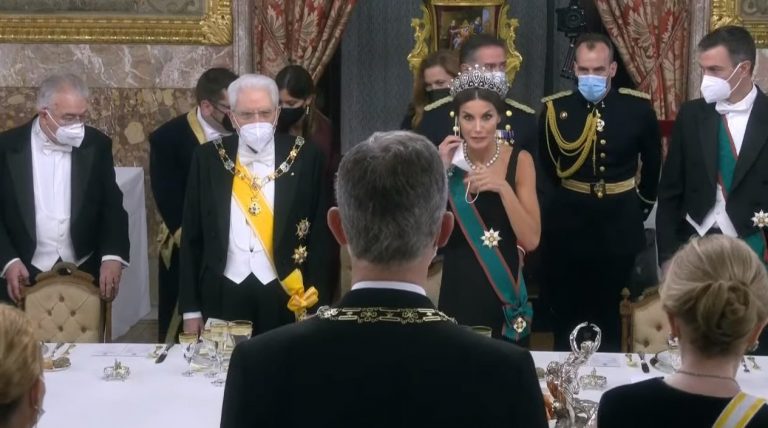 [Vídeo] Letizia la lía en el protocolo y afea a Felipe VI con una orden delante de todos