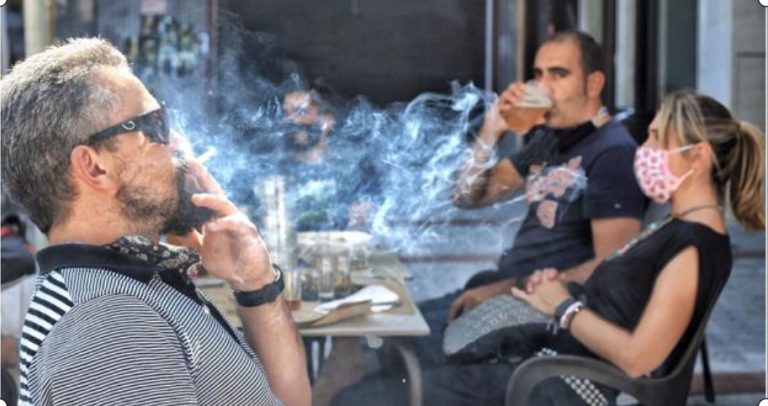 Sanidad prohibirá fumar en coches y terrazas oficialmente entre otras medidas