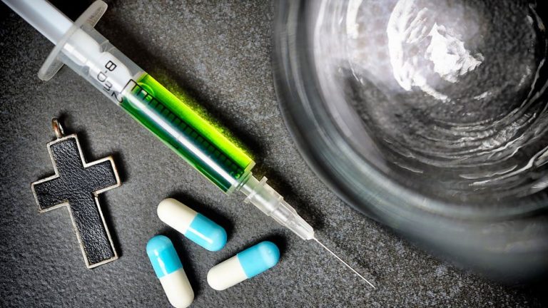 ¿Bulo?: Vacunarse con vacunas ‘experimentales’ cuenta como suicidio para el seguro si se fallece