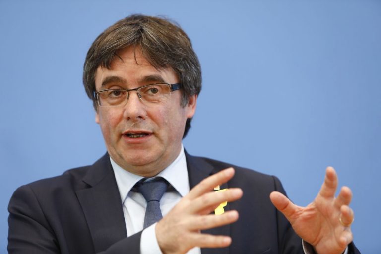 [Vídeo] Puigdemont le quita la careta a los medios españoles por entregarse al “Todo por la Patria”