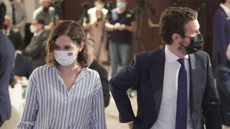 Guerra total: Supuesta corrupción y acusaciones de espionaje entre Casado y Ayuso