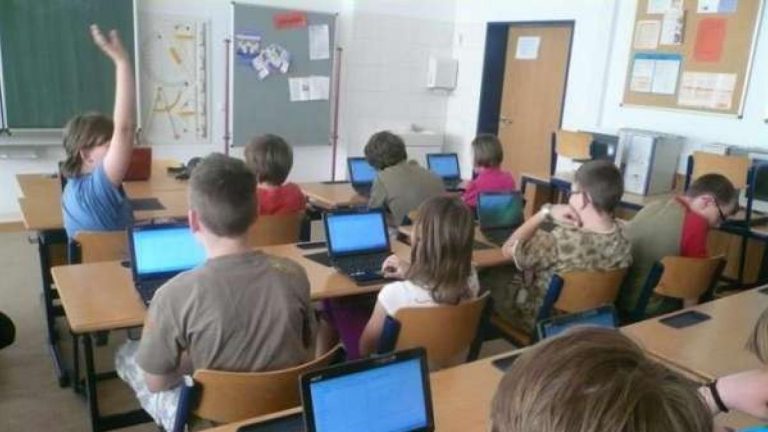 La docencia en Catalunya no se rinde y pide configurar en catalán ordenadores y tabletas