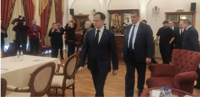 DIRECTO [Vídeo] Rusia y Ucrania ya negocian mientras crece la ofensiva