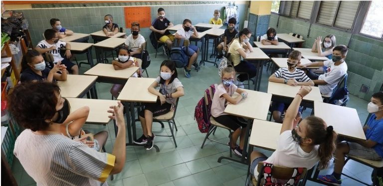 Dudas entre las CC.AA sobre retirar la mascarilla en las aulas aunque Catalunya y Madrid lo apoyan