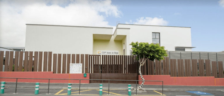Desalojan un colegio en Tenerife por amenaza de bomba de los antivacunas