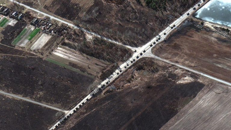 Un convoy ruso de casi 70 kms se dirige a la capital de Ucrania según imágenes satelitales de EEUU