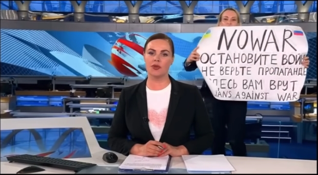 [Vídeo] El “no a la guerra” de una periodista en la televisión rusa pese a la censura del Kremlin