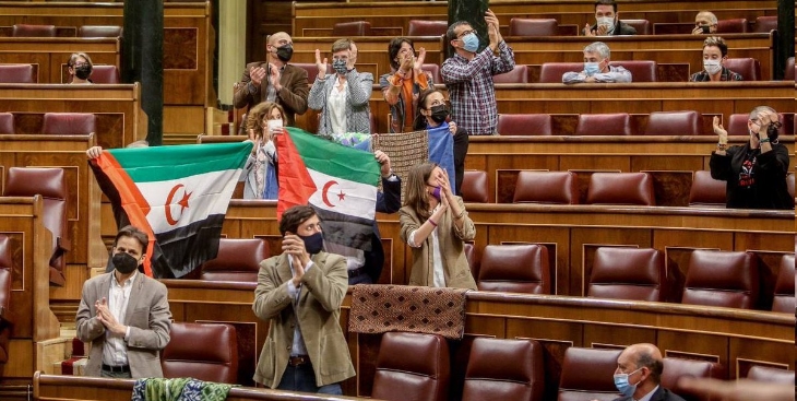 [Vídeo] El Gobierno de coalición con problemas: Podemos con banderas saharauis en el Congreso