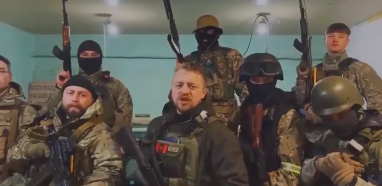 Paramilitares ucranianos nazis con símbolos de la Falange española en su pecho