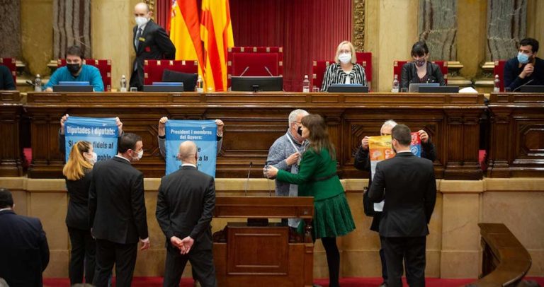 [Vídeo] El grupo de activistas ‘Silenci’ irrumpe en el Parlament: «Solo sois unos vividores»