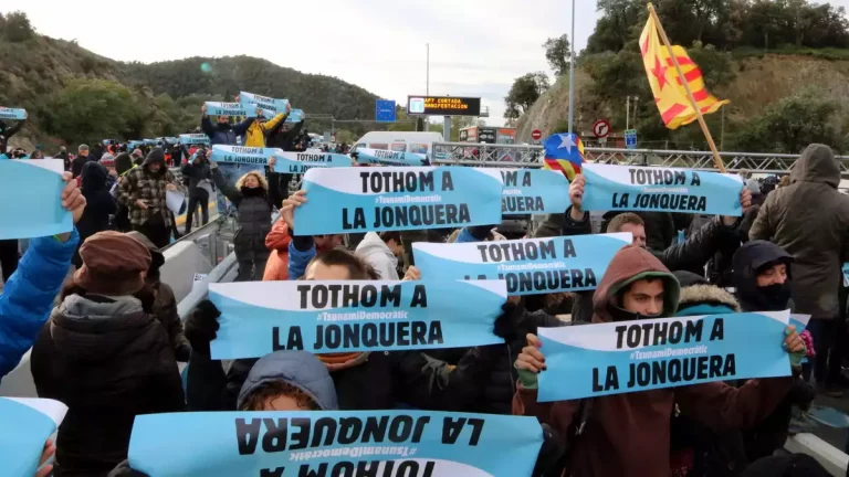 Sigue la infame represión a Tsunami: Detienen a un vecino de L’Escala que acoge a refugiados ucranianos