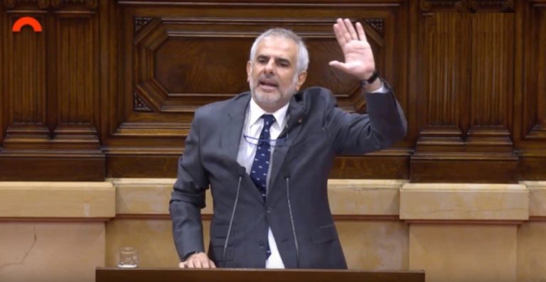 Ciudadanos en un intento desesperado registra mociones absurdas contra Puigdemont