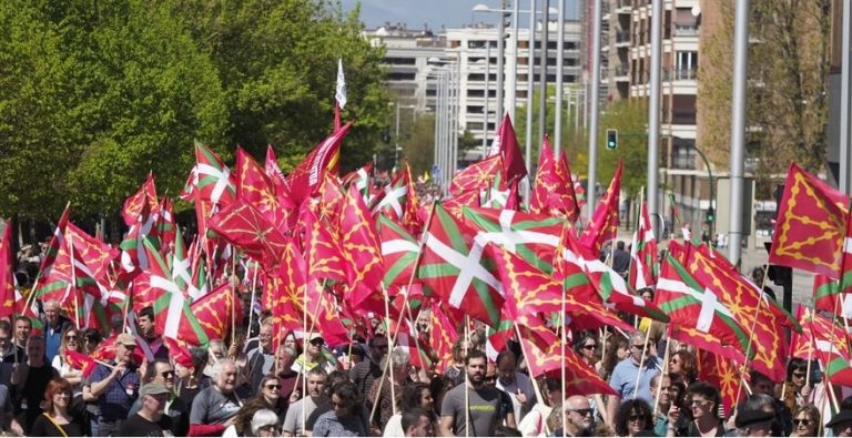 [Vídeo] Miles de personas en Pamplona reivindican la independencia de Euskal Herria
