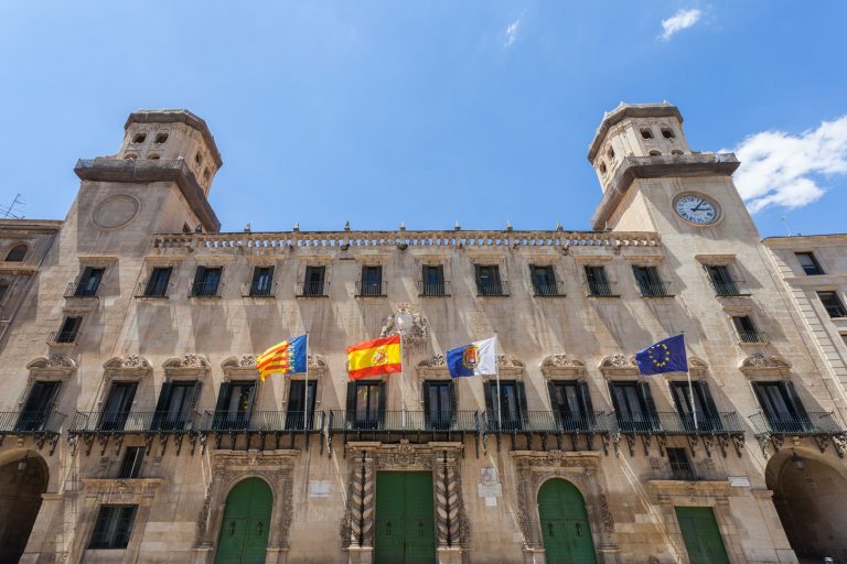 Alicante comienza a multar a personas sin hogar con multas de hasta 3.000 euros