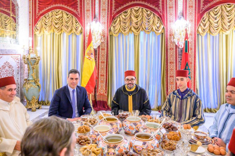 [Vídeo] Sánchez ridiculizado ante Mohamed VI que pone la bandera de España bocabajo