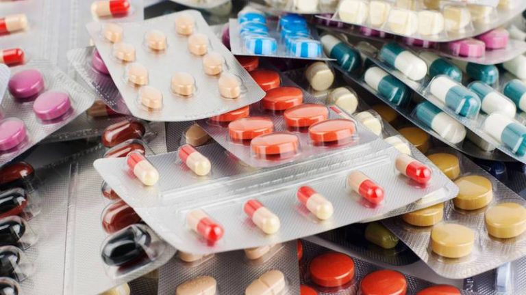 Consiguen curar con un virus a un hombre que tenía una bacteria resistente a los antibióticos