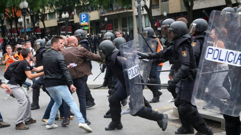 Once policías investigados por las cargas del 1-O se justifican no reconociéndose en las imágenes