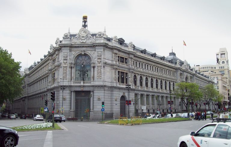 Destituído el directivo del Banco de España por no declarar los ingresos percibidos por dar clases particulares