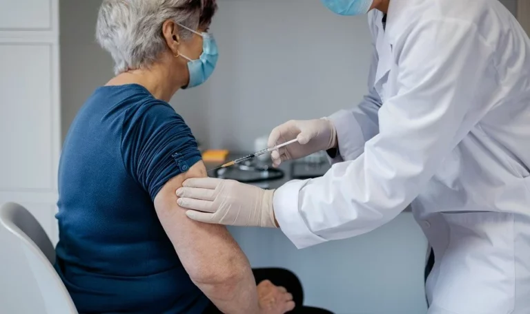 Sanidad rectifica: la 4a dosis de la vacuna de la Covid, para mayores de 80 y residencias
