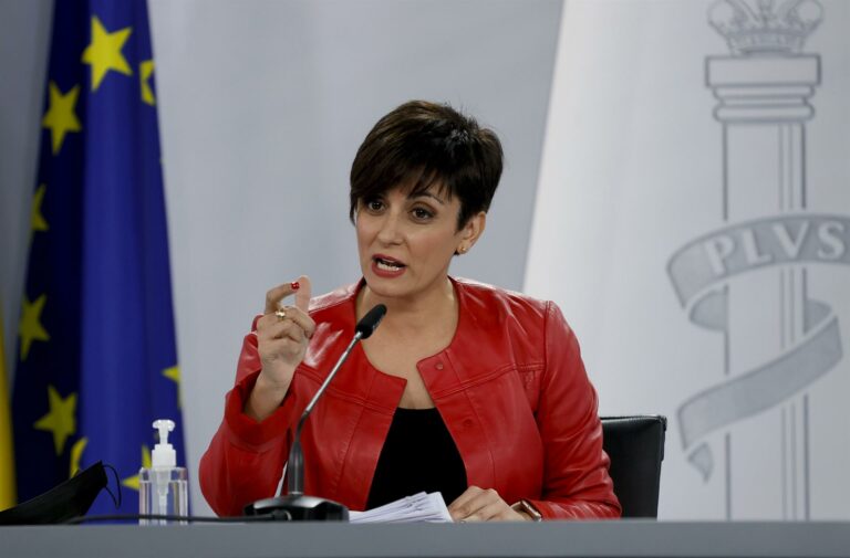 La portavoz del Gobierno contra Podemos por cuestionar algunos contratos de la OTAN