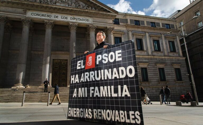 Las familias afectadas por invertir en fotovoltaicas exigen al Gobierno que cumpla sus promesas