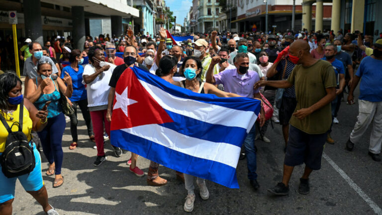 Cuba condena a más de 70 personas por participar en las protestas del 11 de julio