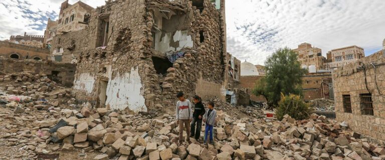 Tres ONG francesas denuncian fabricantes de armas por suministrar armas por las matanzas en Yemen