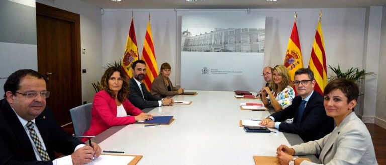 El fin de la judicialización y el impulso del catalán, los principales puntos acordados en la mesa de diálogo