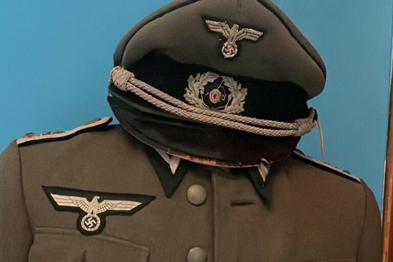 Un museo militar español hace un homenaje a un uniforme nazi de la División Azul