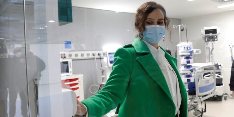 Ayuso adjudicó un contrato sanitario de 600.000 euros durante la pandemia que no ha dejado rastro