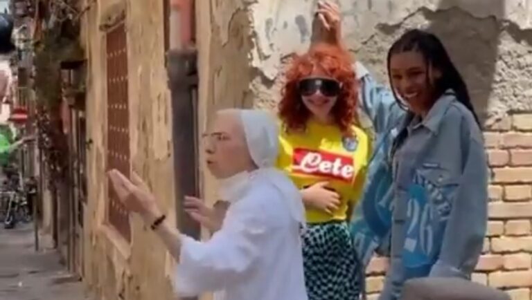 [Vídeo] La violenta reacción de una monja ante un beso entre dos chicas: “Sois el diablo”