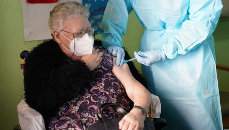 Casi 3 M. de ciudadanos de más de 80 años comienzan hoy a recibir la 4ª dosis anticovid