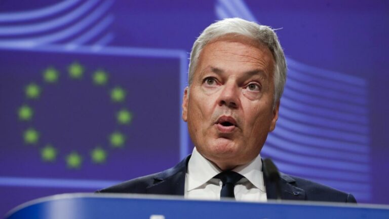 La UE ‘revisa’ equiparar a la politizada justicia en España con la de Hungría